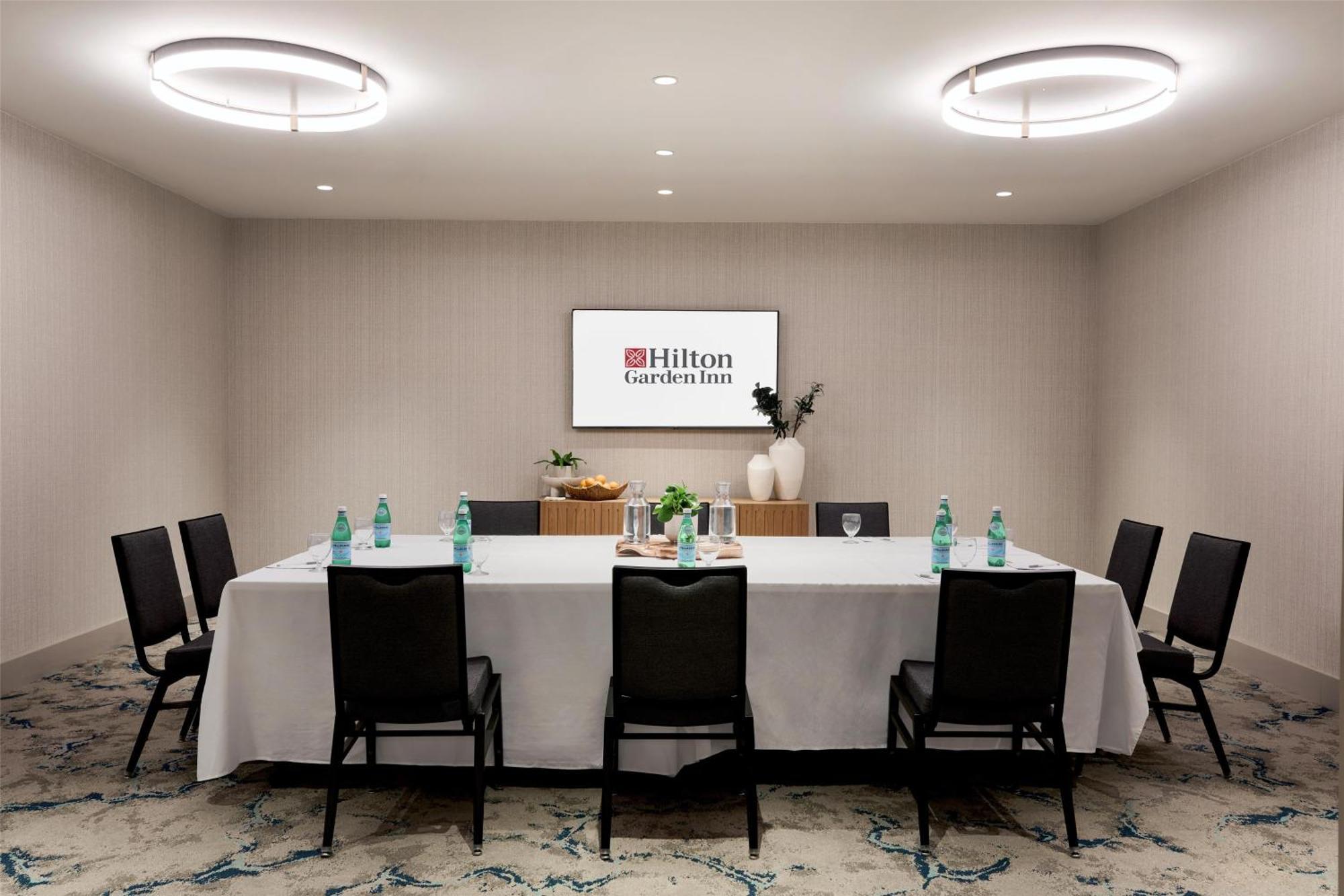 Hilton Garden Lax Angeles Airport 3*